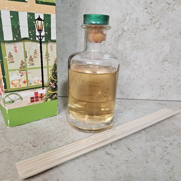 Pier One Ribbon Candy Reed Diffuser Set Home Fragrance 6.7 Fl Oz. - Picture 12 of 13